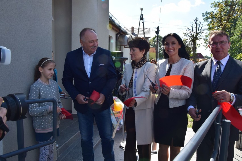 Ksiądz Jerzy Gałązka oraz marszałek Elżbieta Anna Polak i...