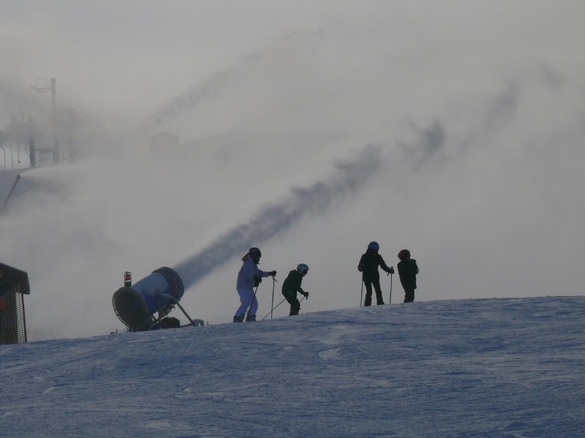 Ośrodek góra Kamieńsk rozpoczął naśnieżanie stoku. Kiedy ruszą trasy narciarskie?