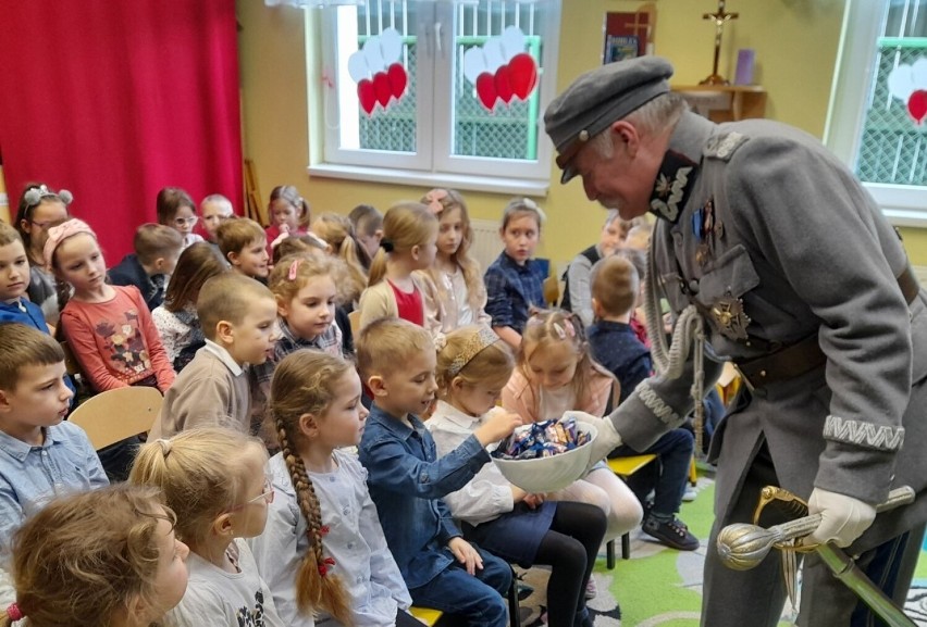 Imieniny Marszałka w elbląskim przedszkolu. Cukierki rozdawał sam "Dziadek"! ZDJĘCIA