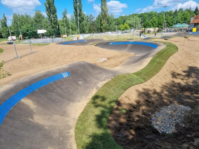 Układanie trawy przy pumptracku