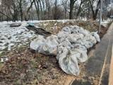 Schron przeciwlotniczy w parku Marcinkowskiego w Poznaniu posprzątany. Zebrano 400 kg śmieci!