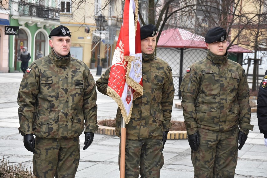 Złożyli kwiaty i zapalili znicze w rocznicę zakończenia okupacji