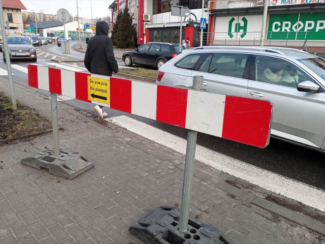 Mimo ustawionych zapór na starym przejściu, gorliczanie wciąż z niego korzystają, łamiąc przepisy i stwarzając zagrożenie