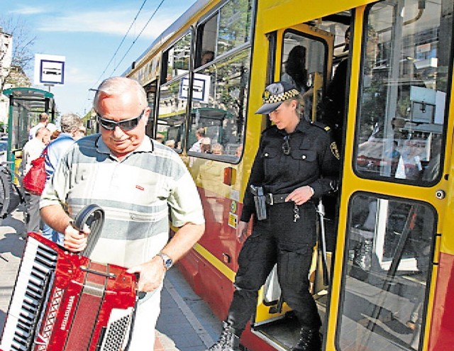 Straż i MPK pokazały jak będą postępować z głośnym pasażerem