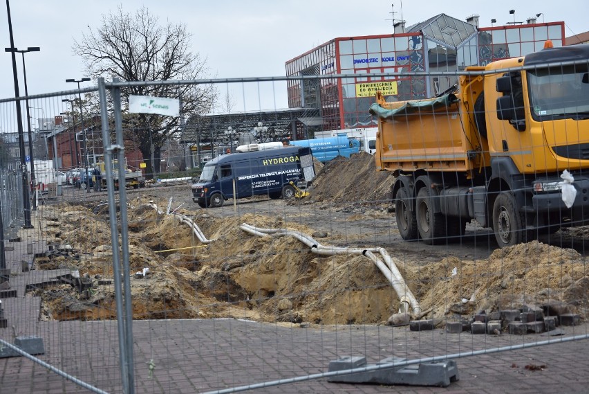 Na budowie centrum przesiadkowego przed dworcem głównym w Częstochowie ZDJĘCIA