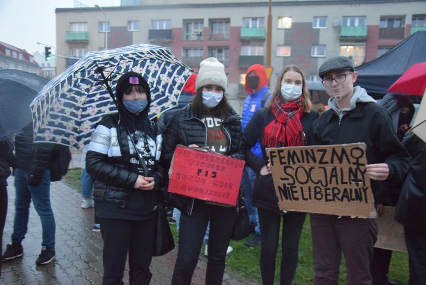 Strajk Kobiet w Kaliszu. Protest w deszczu pod pomnikiem...