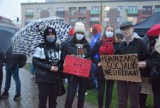 Strajk Kobiet w Kaliszu. Protest w deszczu pod pomnikiem Marii Konopnickiej ZDJĘCIA