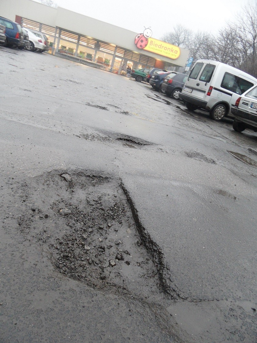 Godula: droga dojazdowa do
parkingu przy sklepie Biedronka...