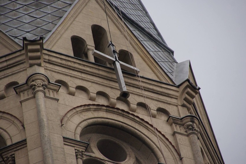 Nowy krzyż na kościele św Mateusza w Łodzi [ZDJĘCIA]