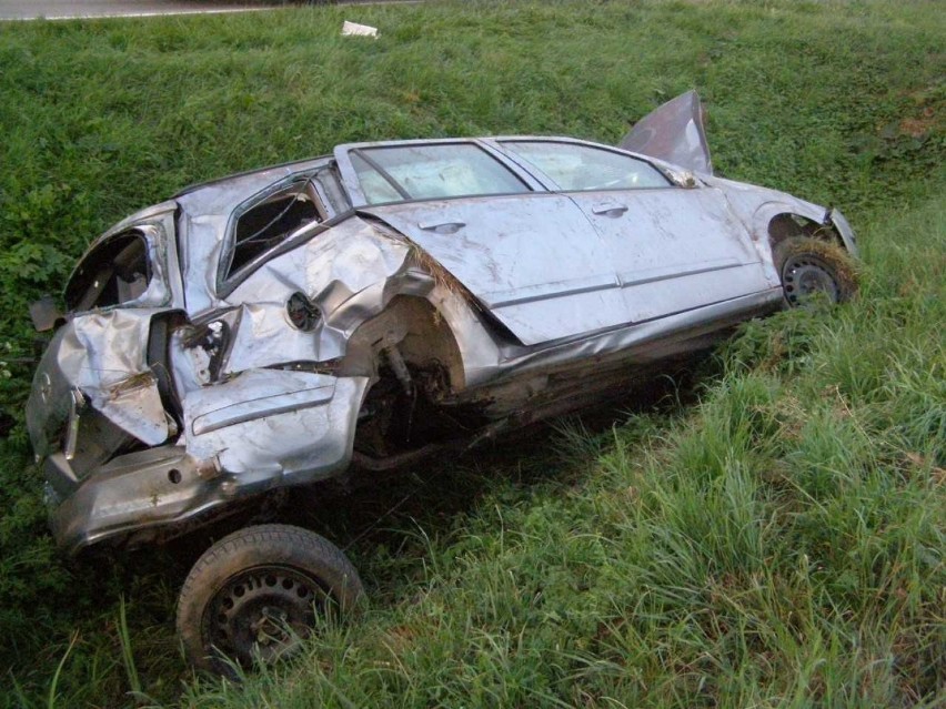 Wypadek w Królewie Malborskim [24.08.2018]. Na drodze krajowej nr 22 dachował samochód osobowy. Ruch odbywał się wahadłowo