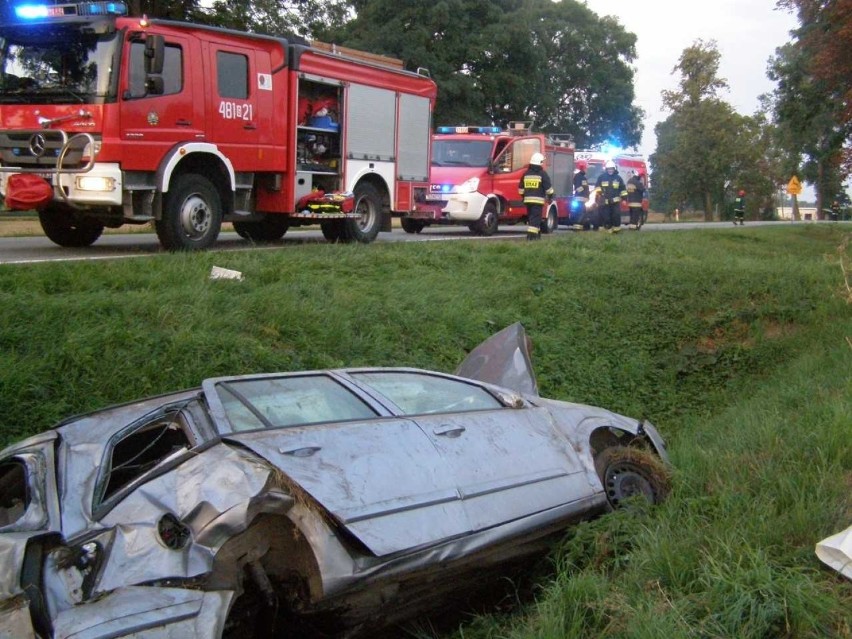 Wypadek w Królewie Malborskim [24.08.2018]. Na drodze krajowej nr 22 dachował samochód osobowy. Ruch odbywał się wahadłowo
