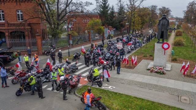 Toruńscy motocykliści uczcili Święto Niepodległości wspólnym przejazdem po ulicach Torunia organizowanym przez grupę Moto CT. Parada rozpoczęła się pod Areną Toruń, skąd trasa powiodła m.in. pod pomnik generała Józefa Hallera.

Zobacz dużo zdjęć na kolejnych stronach ->>>>

Czytaj również:
Toruńscy żużlowcy kiedyś i dziś. Zobaczcie, jak się zmienili [zdjęcia]
Czy poznajesz tych żużlowców Apatora? QUIZ
Trwa okienko transferowe w polskim żużlu. Oto najważniejsze transfery!