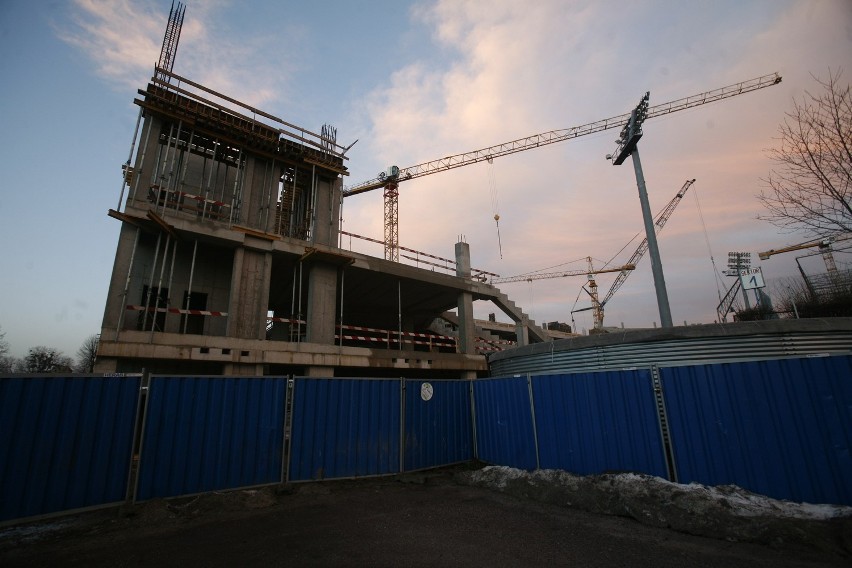 Modernizacja stadionu Górnika Zabrze. Sprawdzamy postęp prac. Arena rośnie, ale kiedy będzie gotowa?