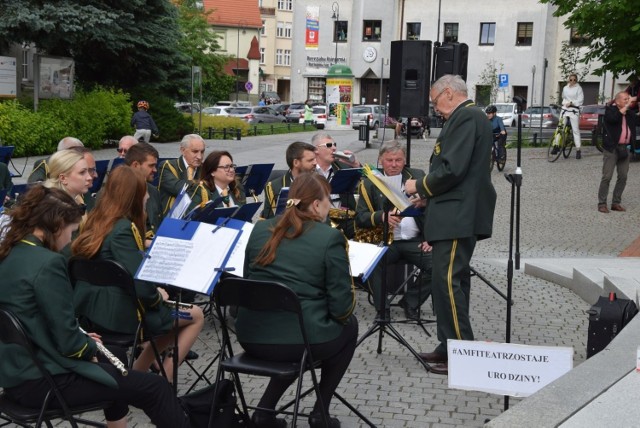 Orkiestra Dęta Zastal dała koncert na letniej scenie przed Filharmonią Zielonogórską