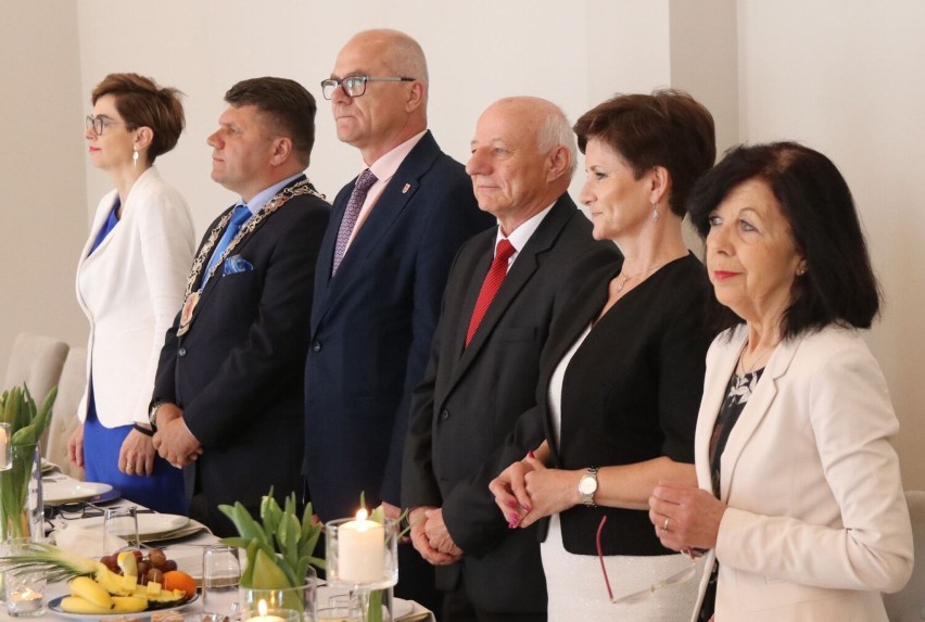 Złote Gody 2022 w Wieluniu. 10 maja odbyła się pierwsza uroczystość wręczenie medali dla małżeństw z 50-letnim stażem ZDJĘCIA 