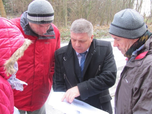 Powiat nowodworski. Na początku grudnia podpisano umowę na remont drogi Stróża-Żuławki. Potem odbyło się przekazanie drogi wykonawcy inwestycji.