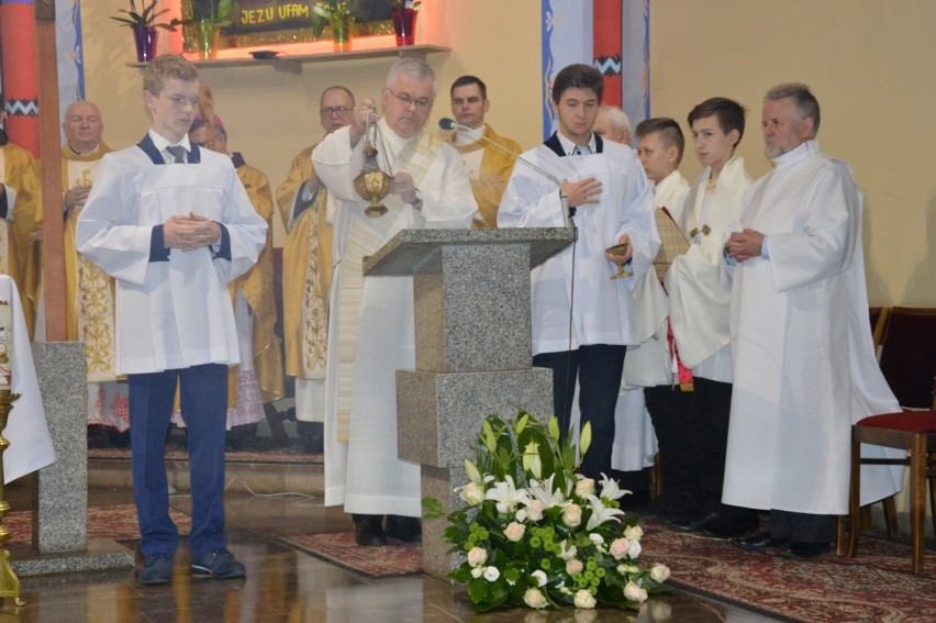 Ks. bp Wiesław Śmigiel poświęcił Figurę Jezusa Chrystusa przed kościołem NMP Królowej Polski