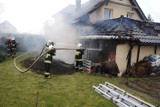 Pożar w Osiecznej. Ogień objął dom jednorodzinny [ZDJĘCIA i FILM]