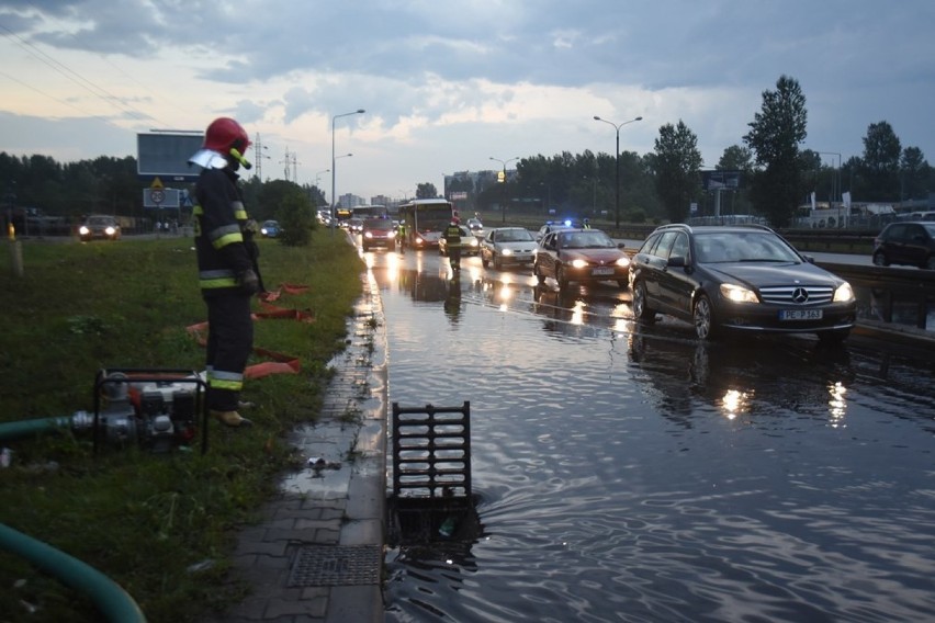 Burza nad Sosnowcem i Katowicami. Zatopiona droga z Zagłębia na Śląsk [FOTO]