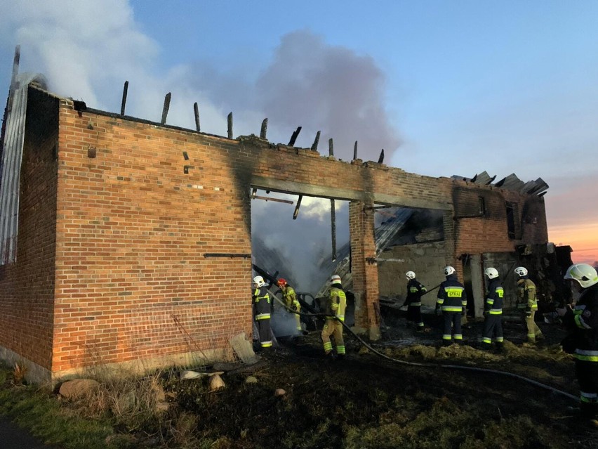 W Jastrzębnikach spłonęła stodoła. W środku były samochody i ciągnik. ZDJĘCIA
