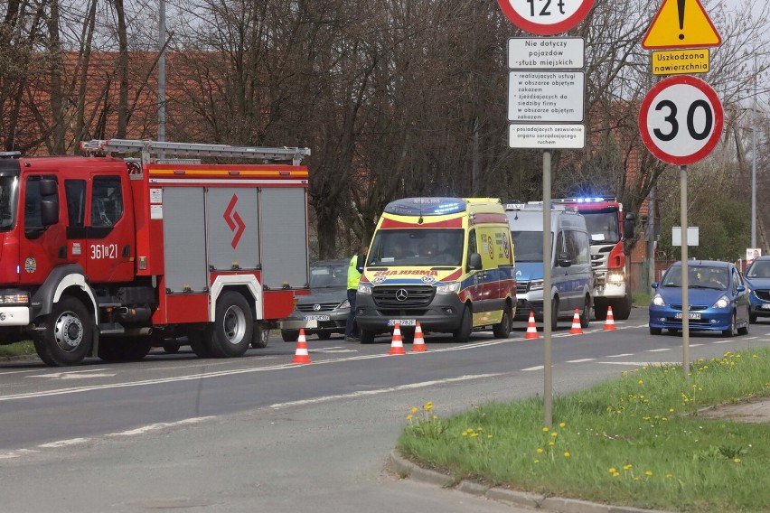 Wypadek na ulicy Nowodworskiej w Legnicy, dwie osoby poszkodowane, zdjęcia
