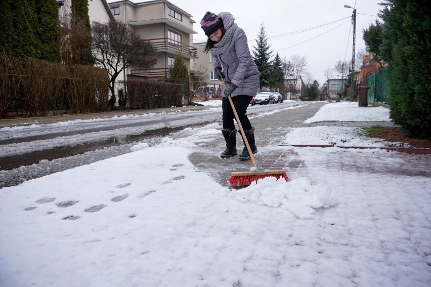Śnieg w Lublinie. Rzadki widok tej zimy. Na drogach trudne warunki, komunikacja miejska kursuje z opóźnieniami