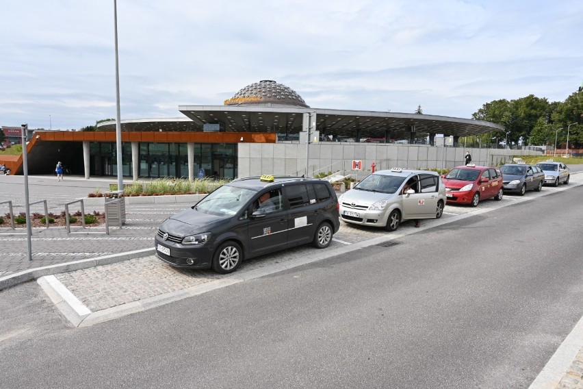 Drogowcy zapomnieli zlikwidować tymczasowy postój taksówek po otwarciu dworca autobusowego w Kielcach 