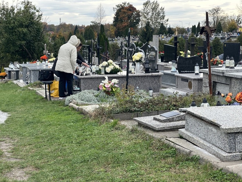 Przygotowania do Wszystkich Świętych 2023 w Sandomierzu. Trwa sprzątanie grobów na Cmentarzu Komunalnym