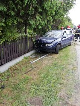 Wypadek w Gorzycach: Seat zatrzymał się na ogrodzeniu 