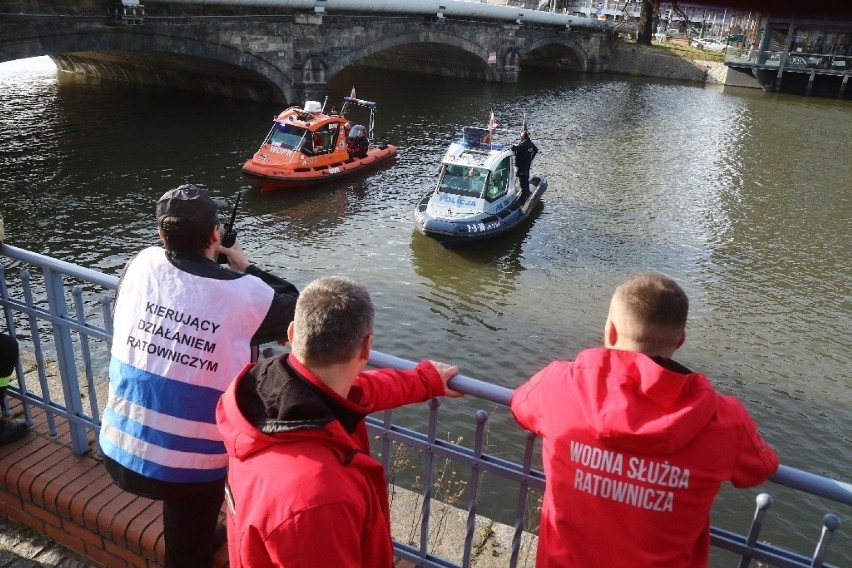 Wrocław. Trwają poszukiwania mężczyzny, który wskoczył do Odry (ZDJĘCIA Z AKCJI)