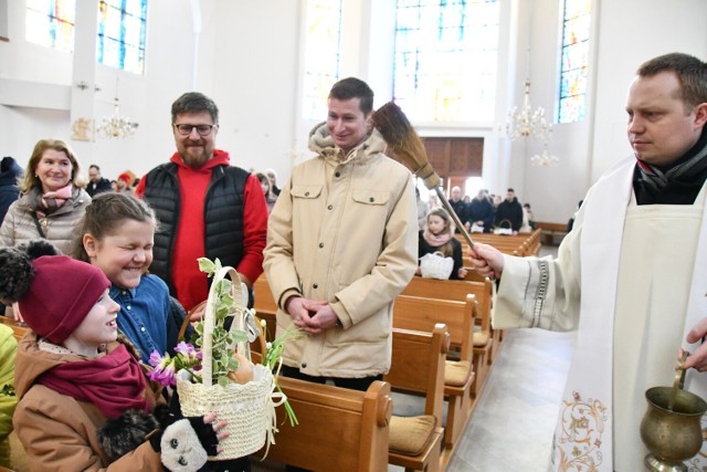 Święcenie pokarmów w kościele Miłosierdzia Bożego w Pińczowie. >>>Więcej zdjęć na kolejnych slajdach