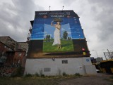 Sanah ma swój mural w centrum Katowic! Promuje on koncert na Stadionie Śląskim. Autorem grafiki jest Rafał Olbiński
