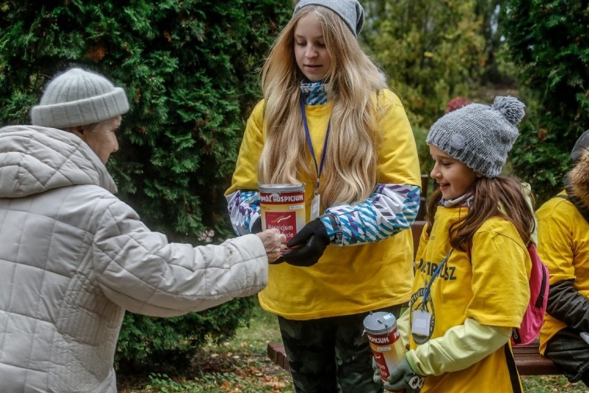 Kwesta na rzecz hospicjum na cmentarzu w Łostowicach [ZDJĘCIA]