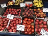 Za ile kupimy bób i czereśnie na bazarze? Oto najnowsze ceny warzyw i owoców na Dolnym Śląsku
