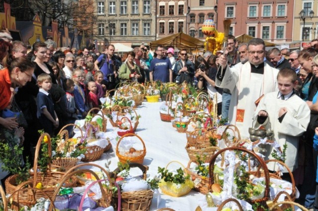 Święcenie pokarmów na Rynku Staromiejskim w Toruniu