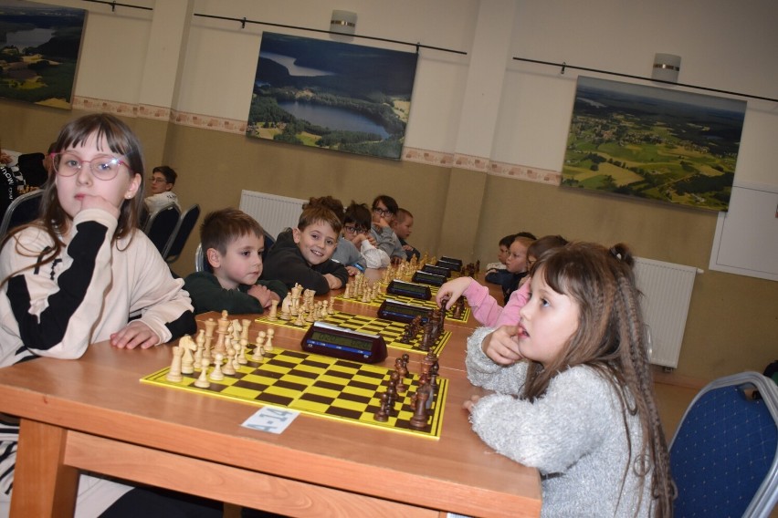 Dzieci i młodzież chętnie uczestniczyły w turnieju szachowym...