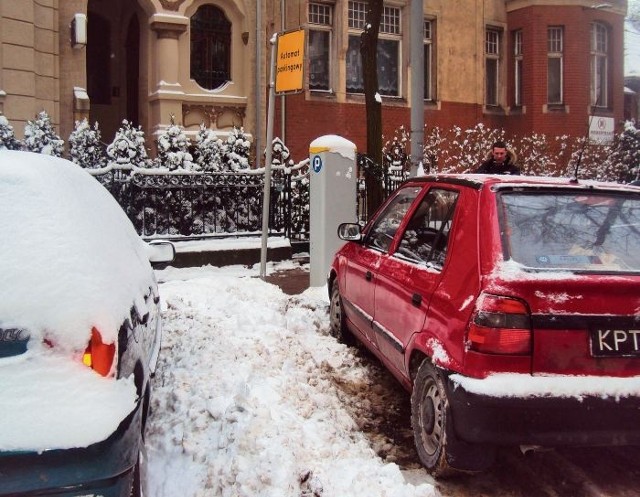 Zamarznięty śnieg nie wygląda groźnie, ale może poważnie uszkodzić samochód