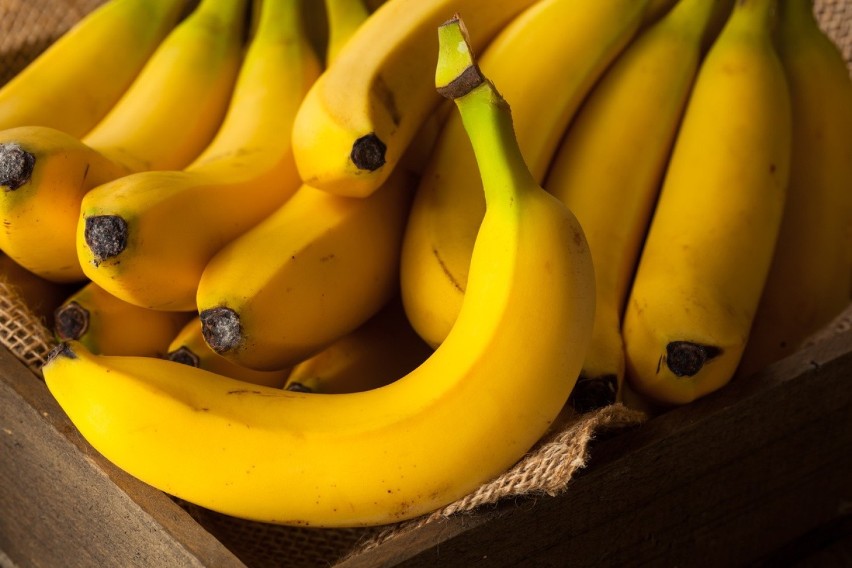 Żółty kolor skórki oznacza, że banany są dojrzałe. Są...