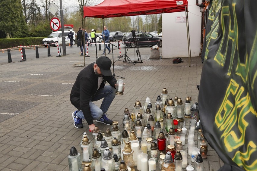 Pod kopalnią Zofiówka w Jastrzębiu-Zdroju płoną znicze