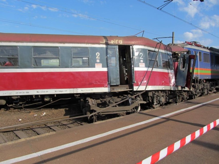 Zderzenie pociągów na dworcu w Ostrowie. To cud, że nikt nie zginął  [ZDJĘCIA]