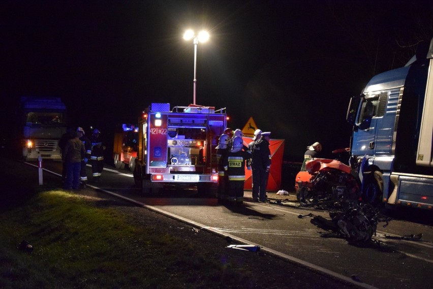 Śmiertelny wypadek między Ględowem a Jęcznikami na DK 25. Trzej, prawdopodobnie młodzi ludzie, zginęli w wypadku [zdjęcia, wideo]