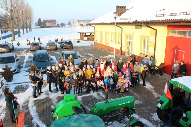 Święty Mikołaj odwiedził dzieci w Sadowie. Pomagali mu strażacy z OSP