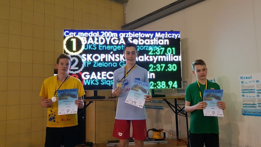Młodzi pływacy ze Zgorzelca wrócili z medali z zawodów w Nowej Rudzie