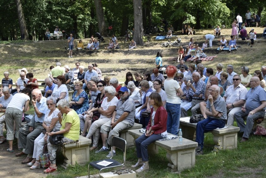 W niedzielę, 21 lipca, w altanie parkowej w Skierniewicach...