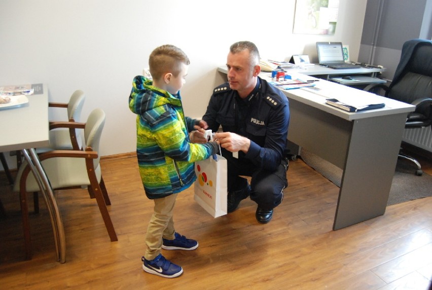 Kacper Stolaś z Rawicza znalazł portfel i oddał go funkcjonariuszom policji