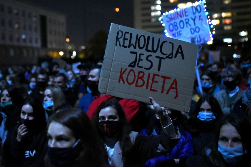 Protest kobiet w Gliwicach. 8 tysięcy osób protestowało na ulicach, jedna została ukarana za brak maseczki. Zobacz ZDJĘCIA