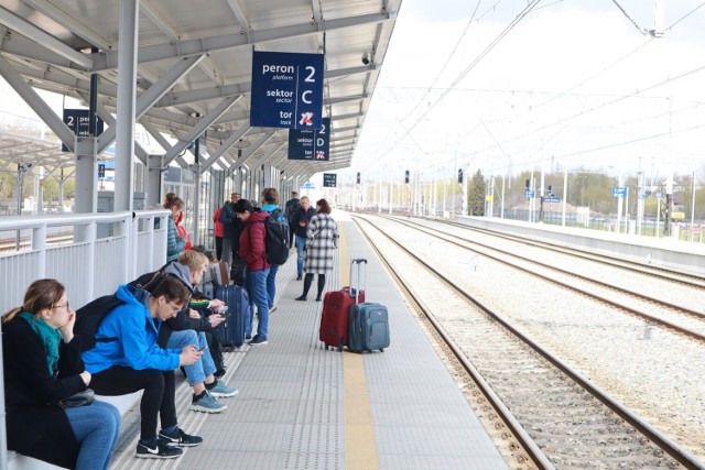 Tylko w środę (27 kwietnia) spółka Polregio  odwołała w województwie łódzkim trzynaście pociągów.  Związkowcy domagają się podwyżek i szykują do strajku .generalnego, który ma się odbyć w maju. 
CZYTAJ DALEJ NA KOLEJNYM SLAJDZIE>>>