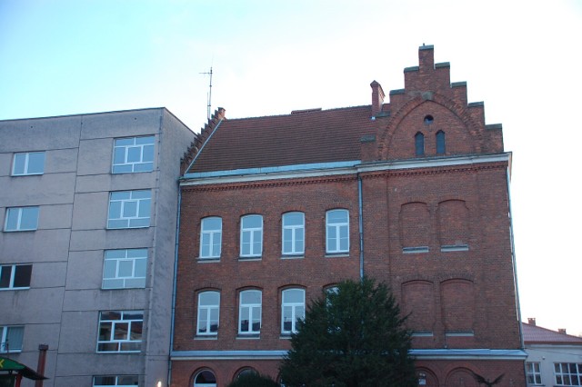 Dobudowany budynek (z lewej) zyska nową elewację i architektonicznie będzie nawiązywał do części zabytkowej szkoły