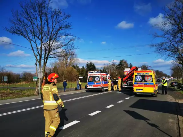 Do poważnego wypadku doszło dzisiaj, 19 marca w Ostrówku pod Zduńską Wola. Poszkodowane zostały cztery osoby, w tym dwoje dzieci.