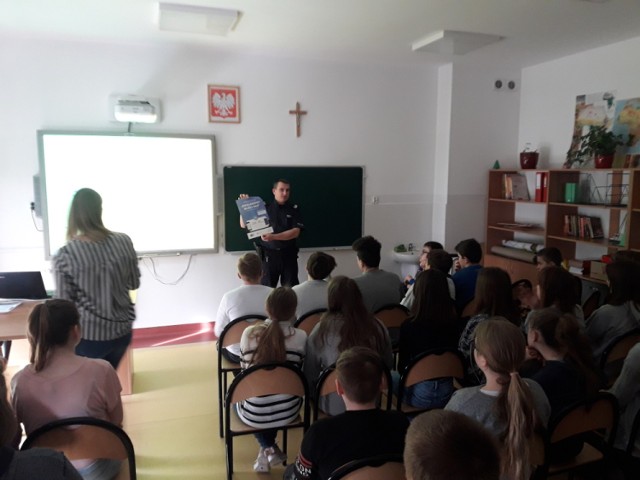 W jednej ze szkół podstawowych pod Piasecznem odbyła się bardzo ważna lekcja. Policjant z pobliskiego komisariatu przeprowadził zajęcia dotyczące cyberprzemocy oraz bezpieczeństwa w sieci.